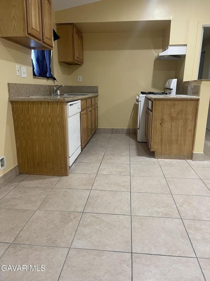 2004 W Oldfield St #B - Photo 6 of 12