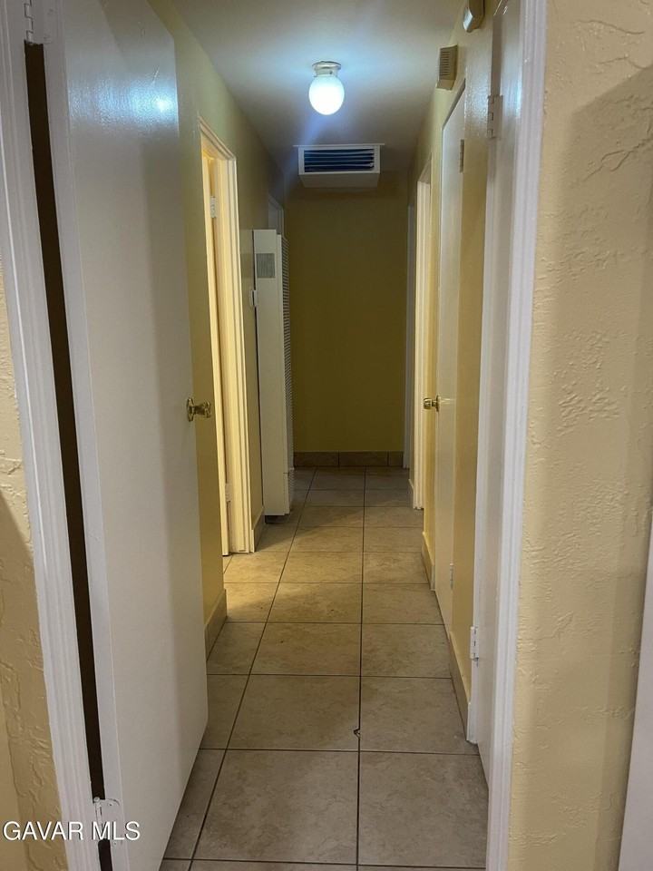 2004 W Oldfield St #B - Photo 7 of 12