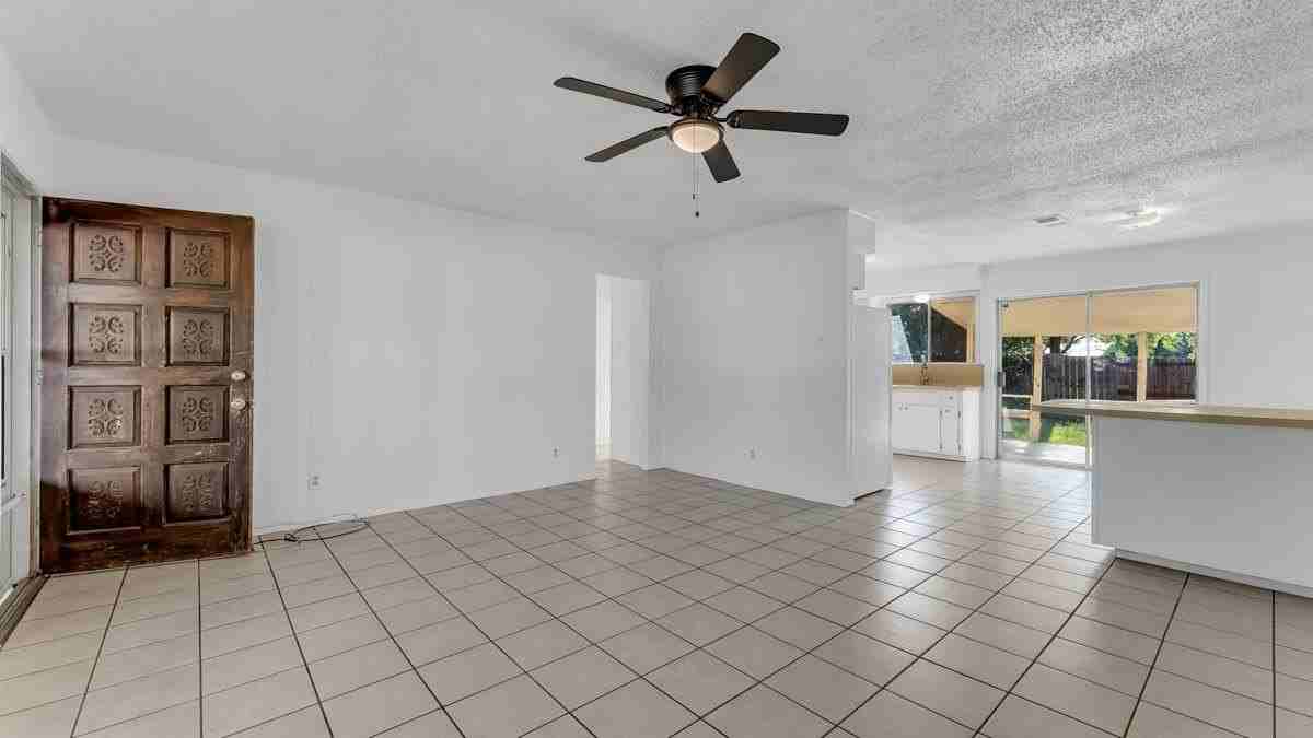 848 Pecan Ln - Photo 5 of 29