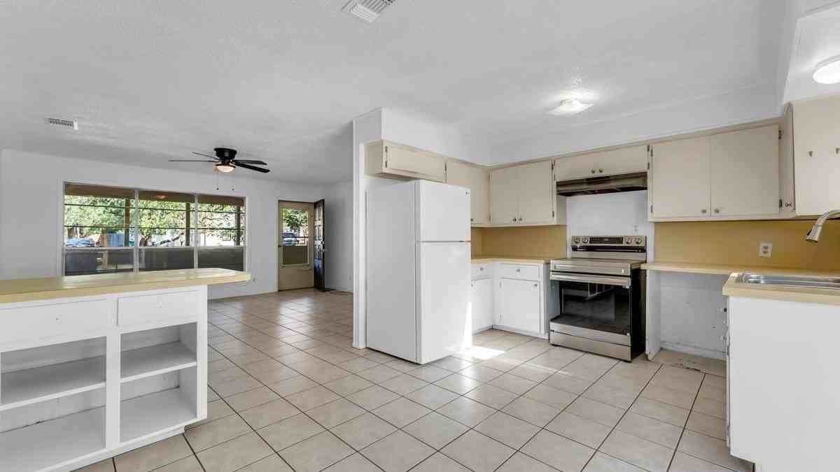 848 Pecan Ln - Photo 6 of 29