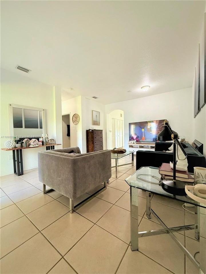 10984 Southwest 182nd Lane #0 - Photo 5 of 21