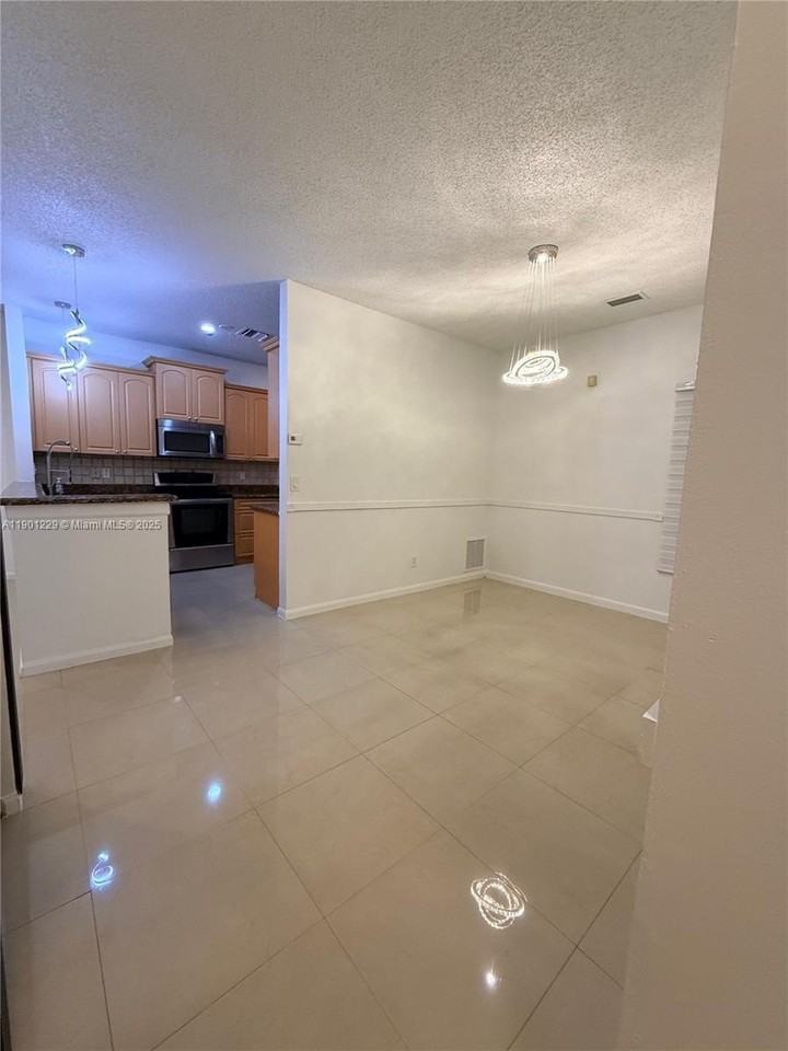 2358 Sw 177th Ave - Photo 4 of 25