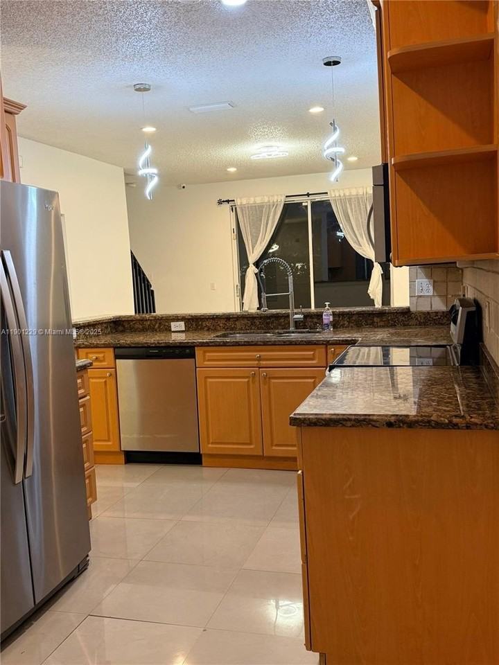 2358 Sw 177th Ave - Photo 7 of 25