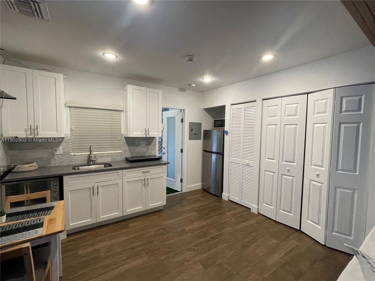 1313 Ne 3rd St - Photo 3 of 21