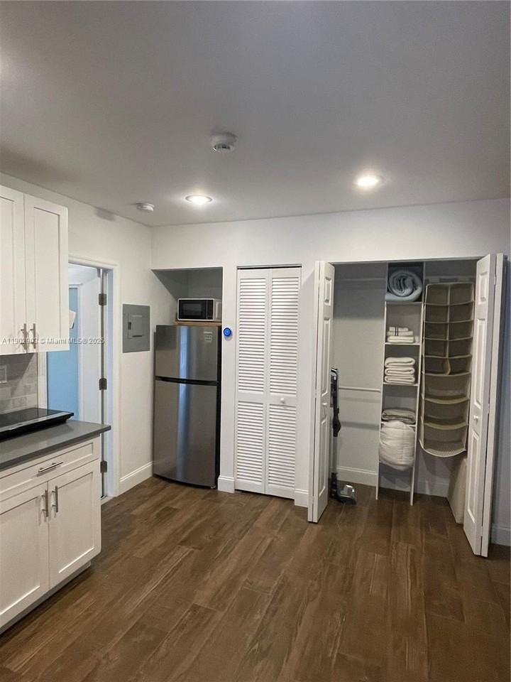 1313 Ne 3rd St - Photo 4 of 21