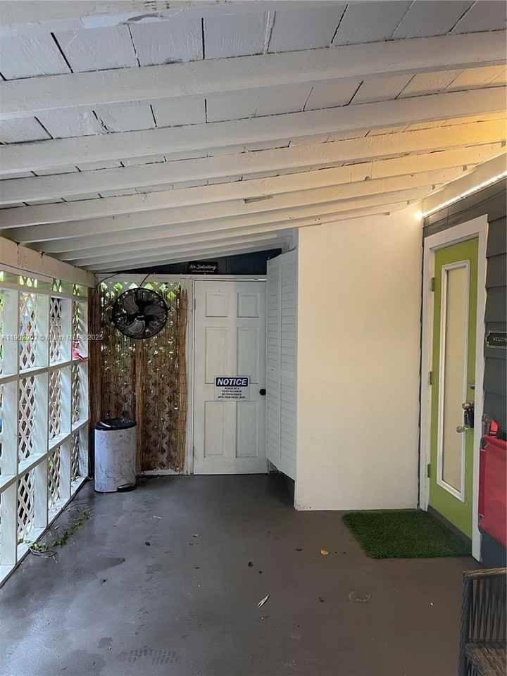 1313 Ne 3rd St - Photo 6 of 21