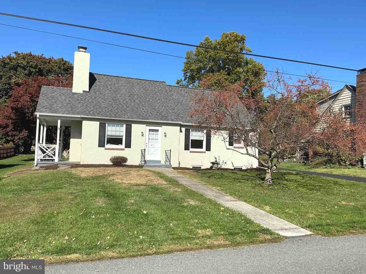 923 Spruce St - Photo 2 of 17