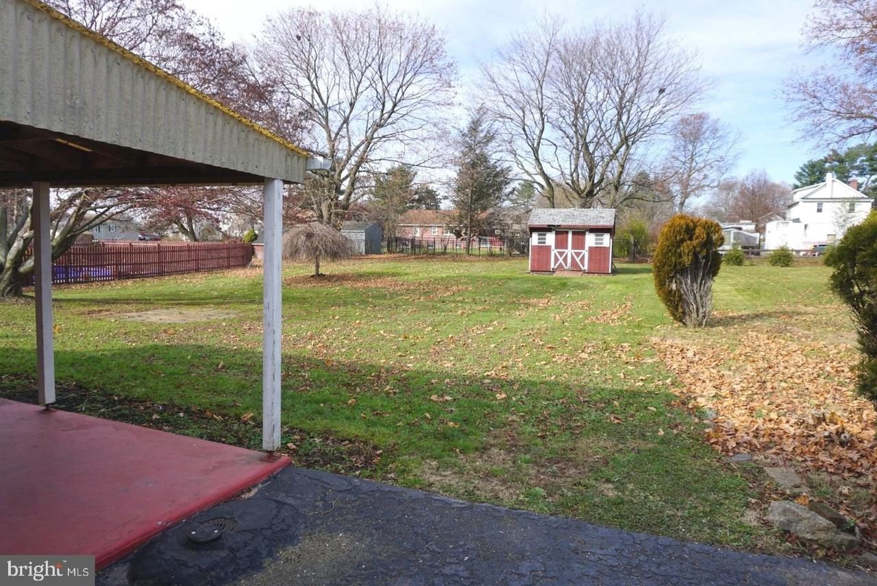 923 Spruce St - Photo 4 of 17