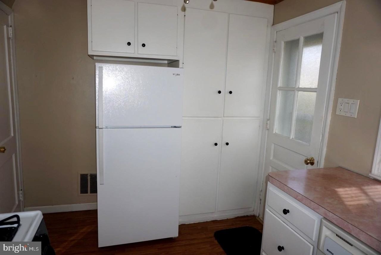 923 Spruce St - Photo 7 of 17