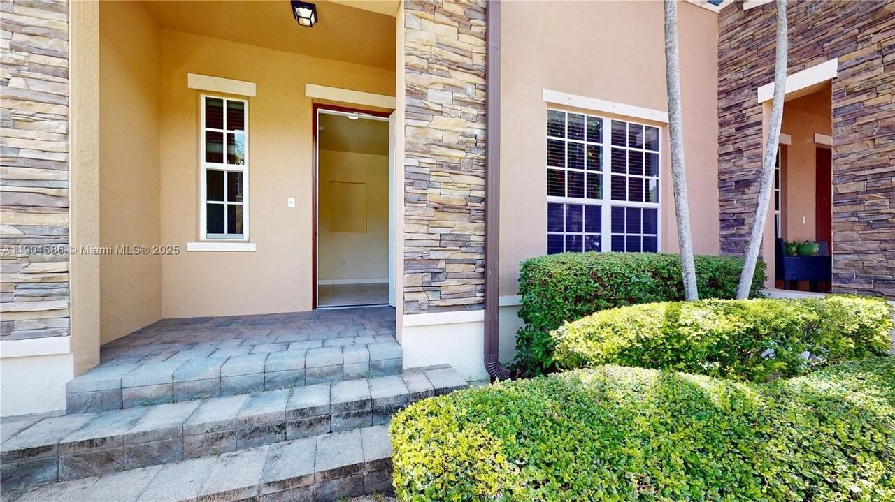 9391 Sw 171st Ave - Photo 2 of 28