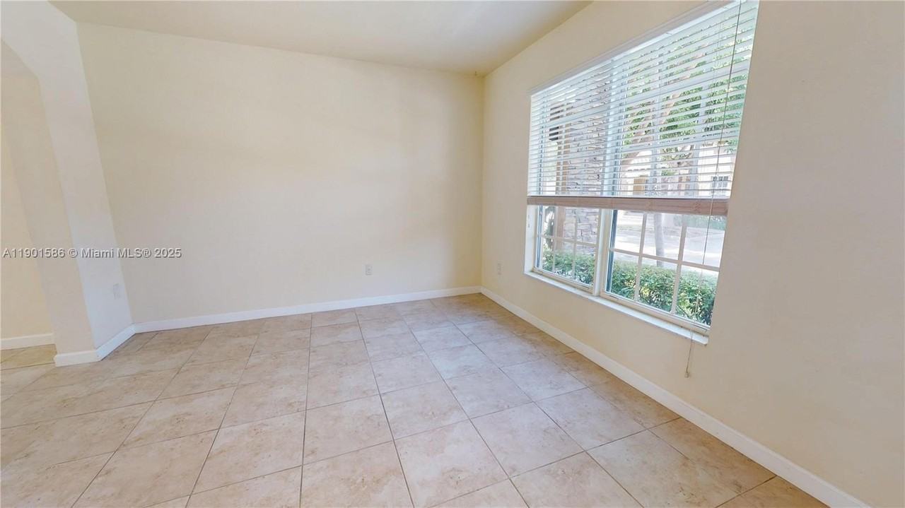 9391 Sw 171st Ave - Photo 5 of 28