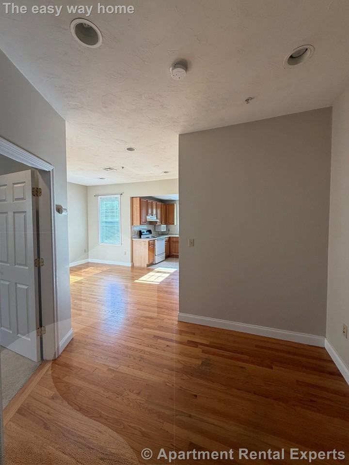 466 Green St #9 - Photo 5 of 14