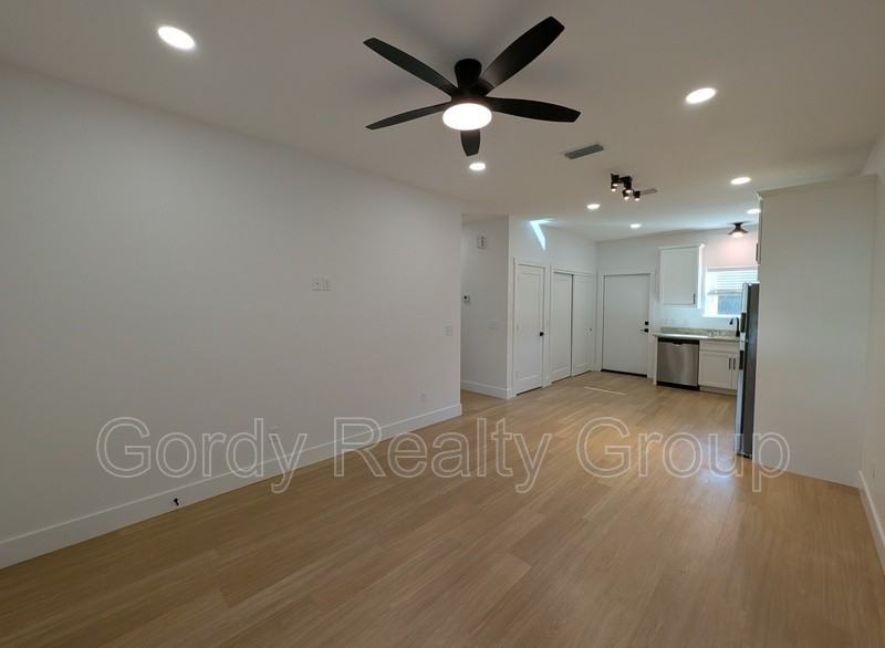 2984A Russ St - Photo 2 of 8