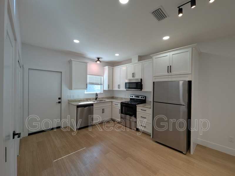 2984A Russ St - Photo 3 of 8