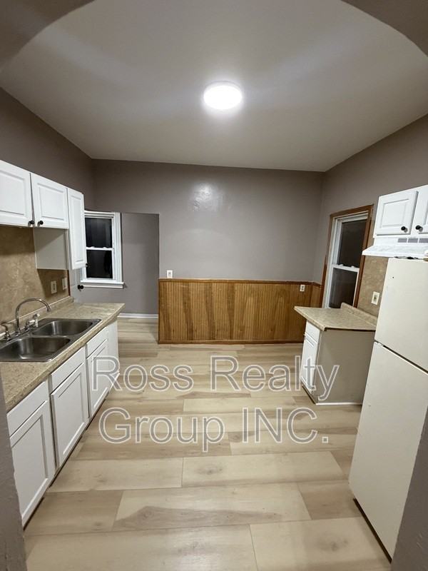 1119 Earl St - Photo 4 of 5