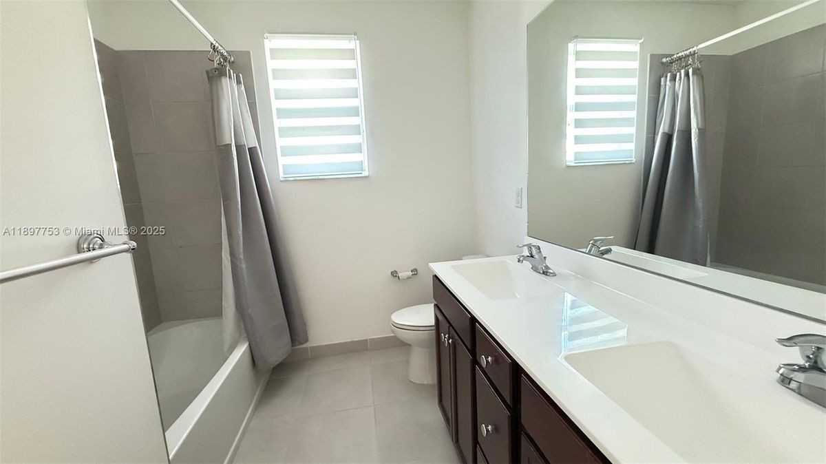 1040 Rio Ct - Photo 4 of 6