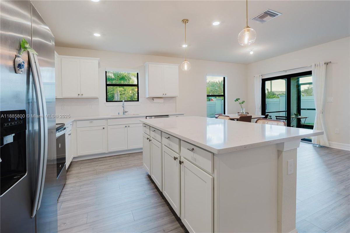 3001 Hibiscus Ave - Photo 4 of 18