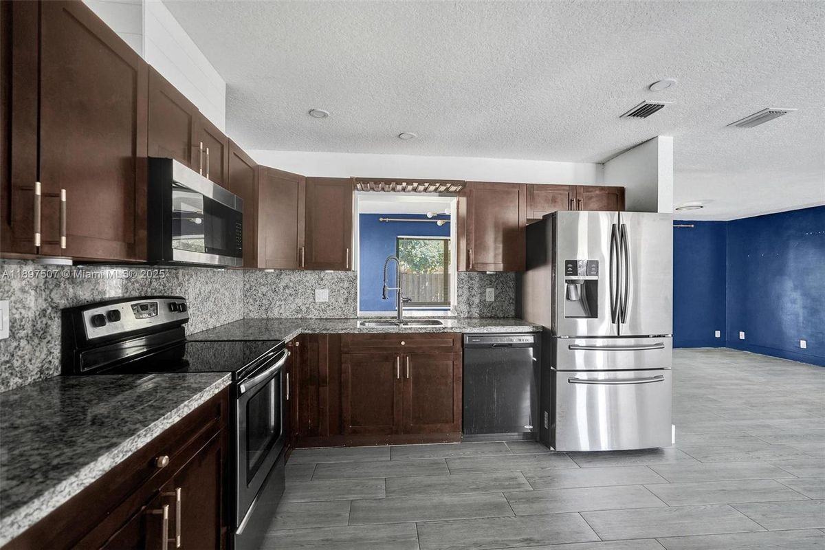 8105 Sw 10th St - Photo 2 of 11