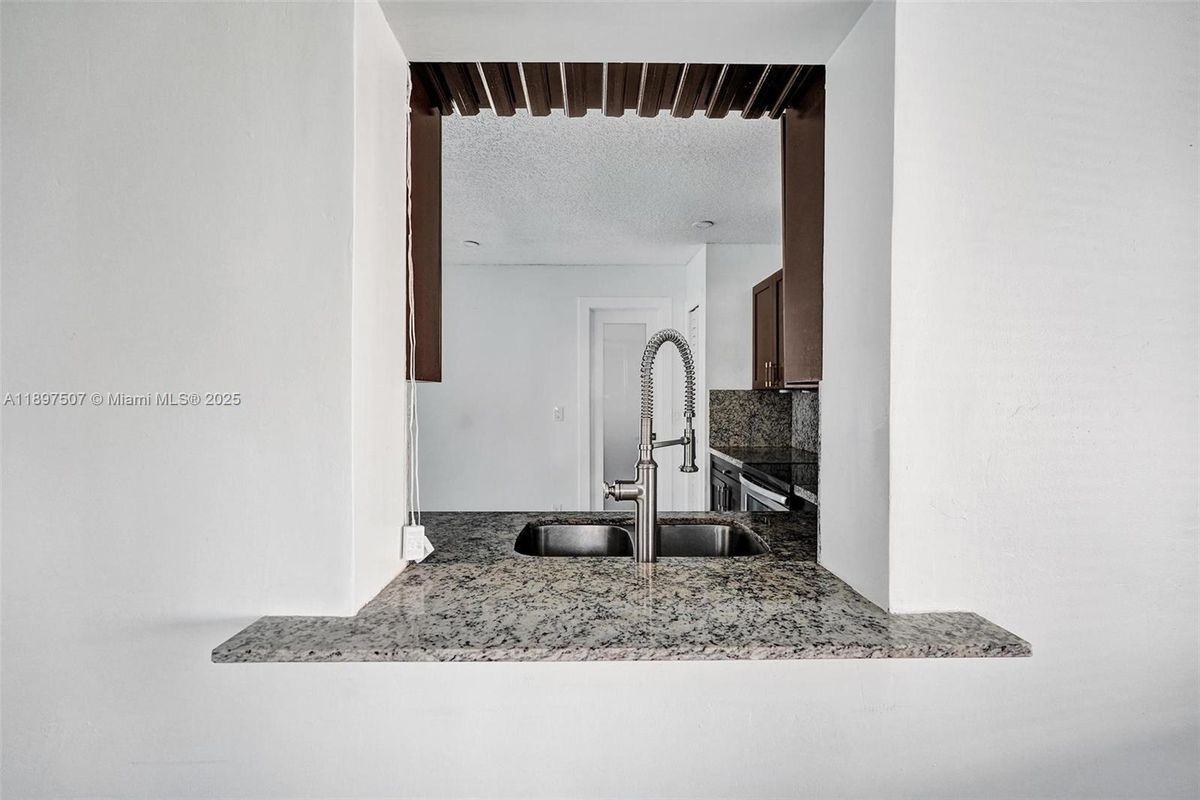 8105 Sw 10th St - Photo 5 of 11