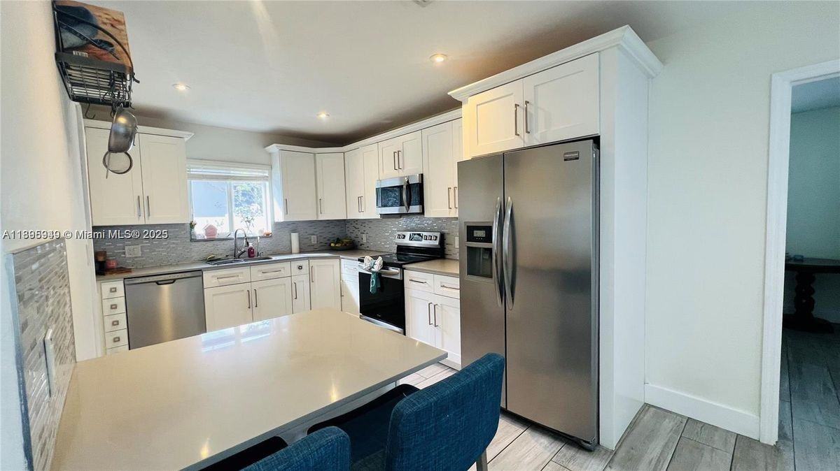 911 N 14th Ave - Photo 3 of 16