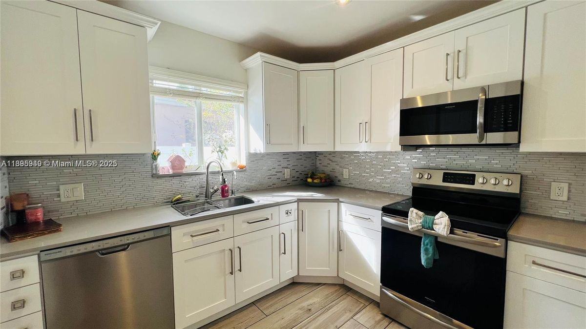 911 N 14th Ave - Photo 4 of 16