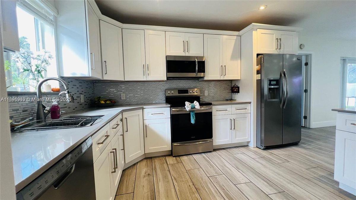 911 N 14th Ave - Photo 5 of 16