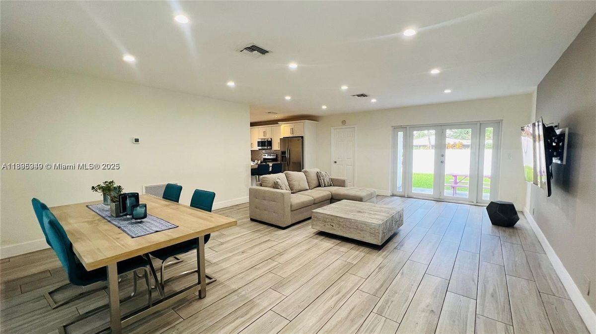 911 N 14th Ave - Photo 6 of 16