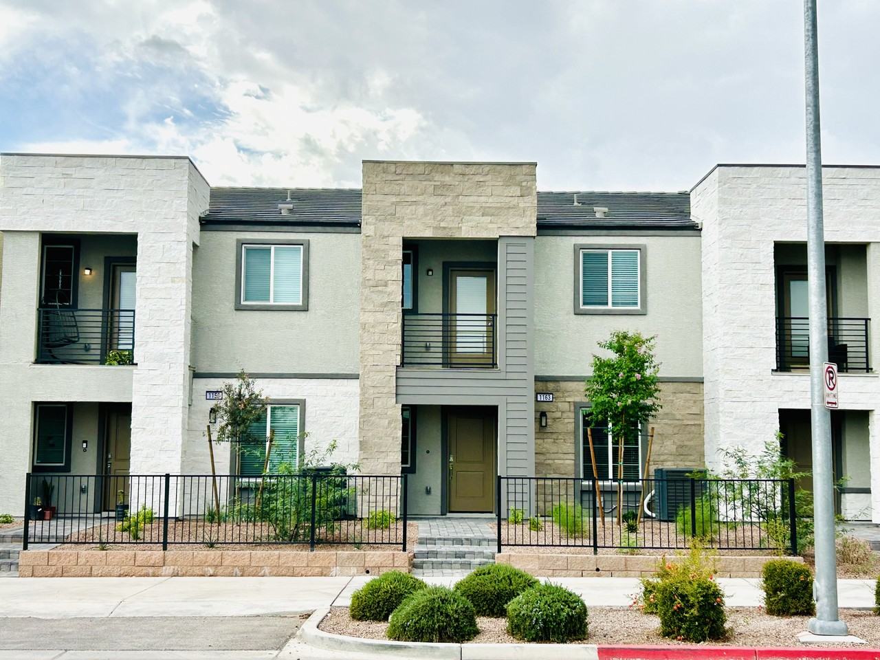 1163 Heliodor Ave - Photo 3 of 19