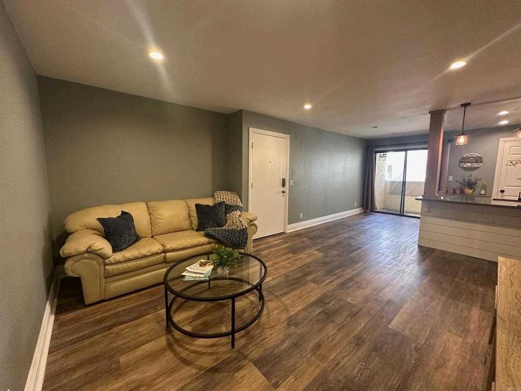 8731 Graves Ave - Photo 2 of 6