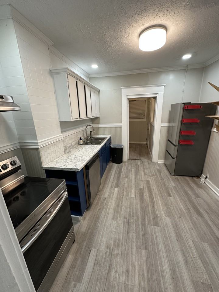 613 S 10th St #B - Photo 2 of 9