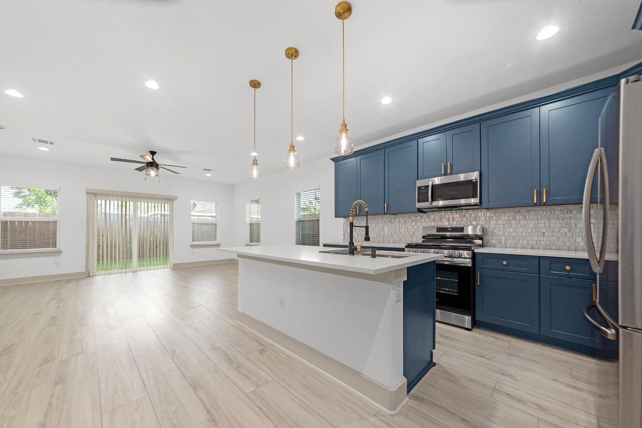 837 West Little York Road - Photo 4 of 20