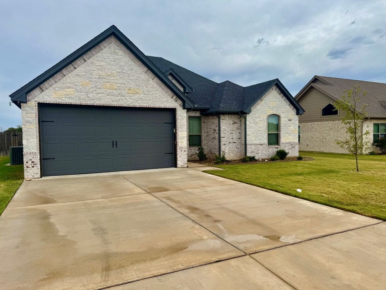 626 Violet Dr - Photo 3 of 35