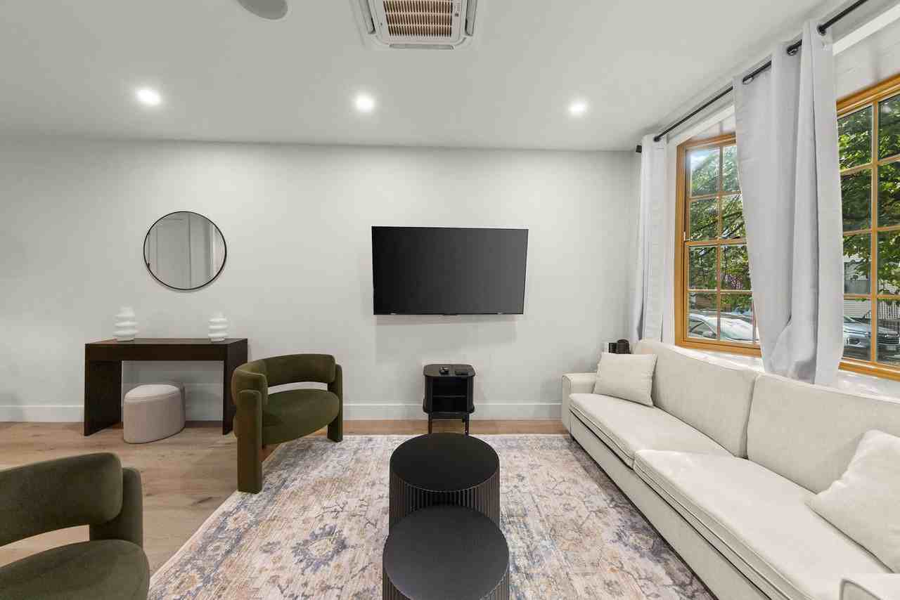 10 Hausman St #1299052P - Photo 3 of 27