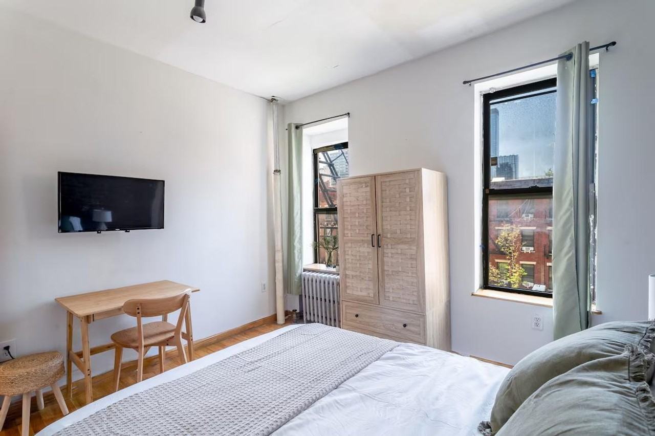 538 9th Ave #1323939P - Photo 3 of 16