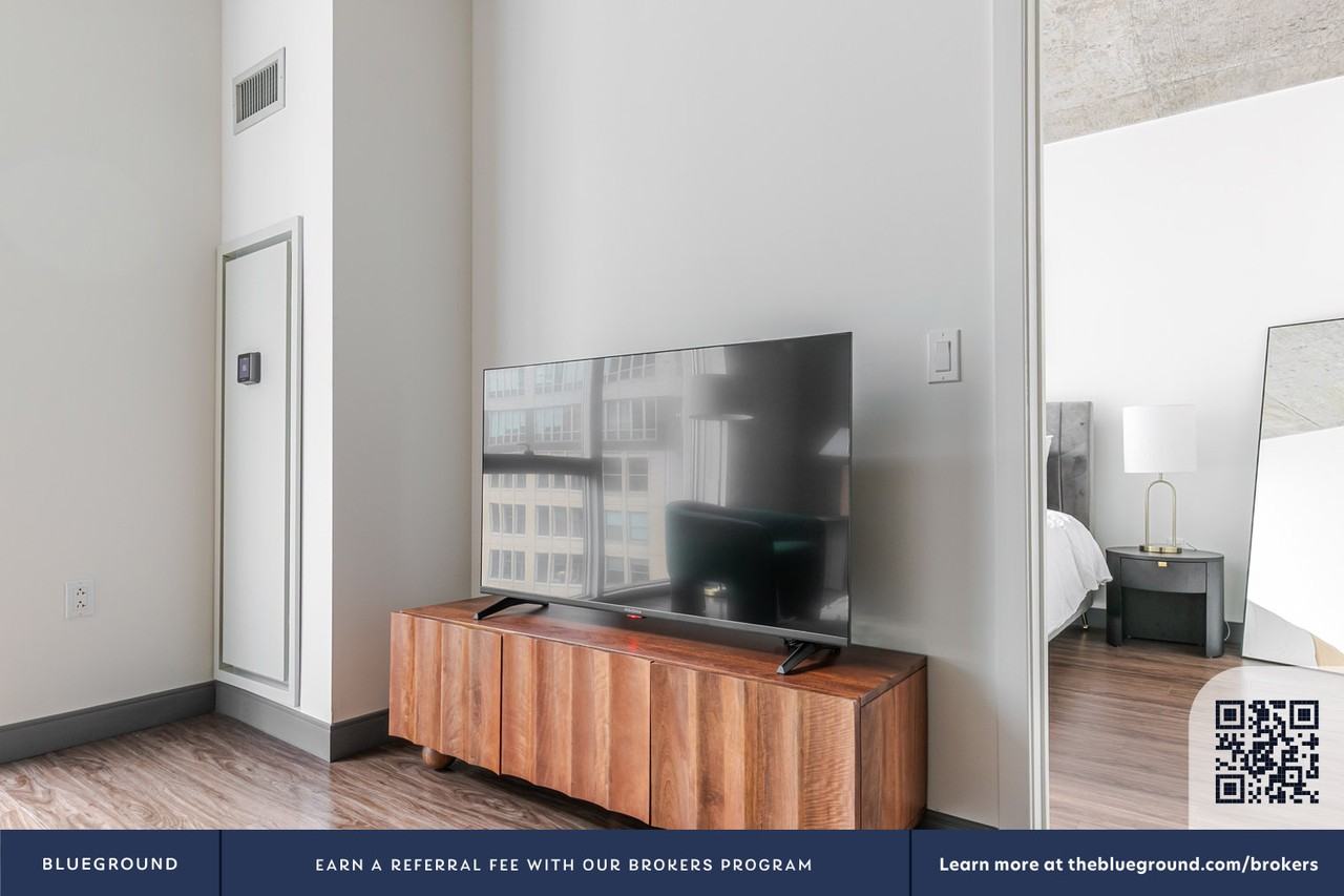 601 West Jackson Boulevard - Photo 5 of 31
