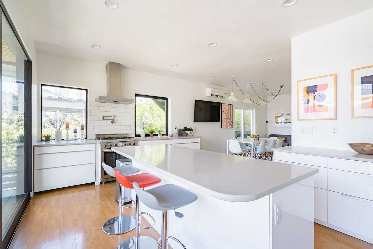 1616 Northwest Northrup Street - Photo 6 of 35