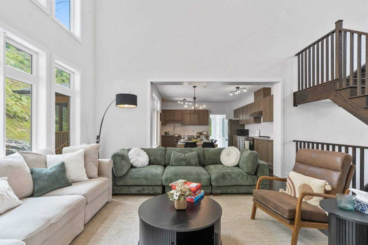 1042 Greensview Dr #1322496P - Photo 3 of 50