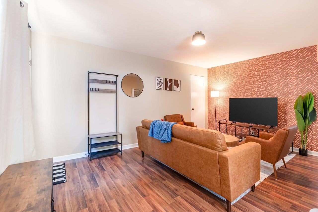 2312 Bonar St #1325685P - Photo 5 of 50