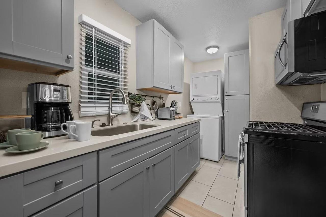 223 28th St #1330859P - Photo 3 of 11