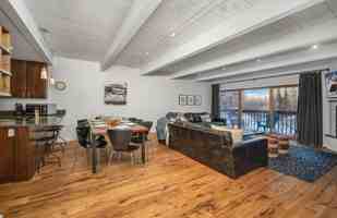 featured image of 450 S Pine St