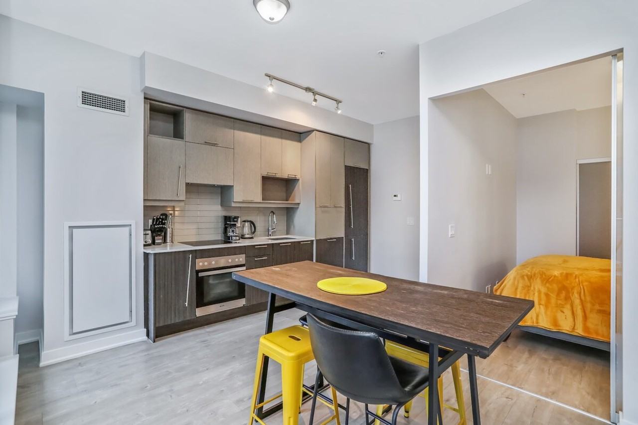 208 Adelaide Street West #1328522P - Photo 2 of 32