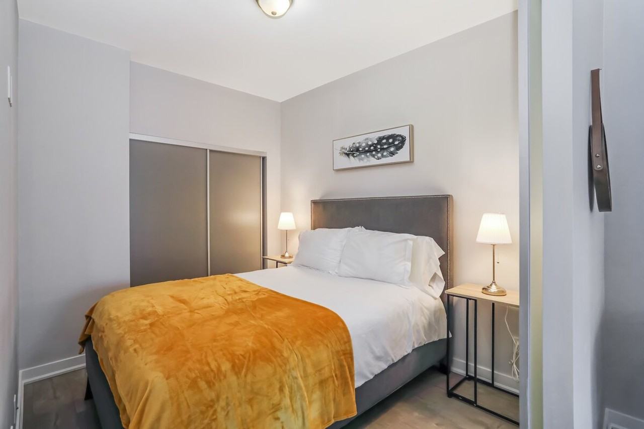 208 Adelaide Street West #1328522P - Photo 3 of 32