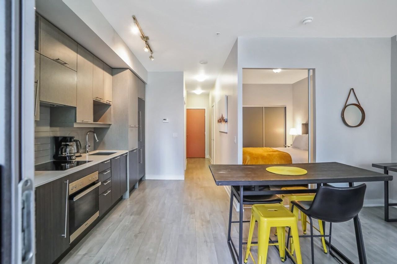 208 Adelaide Street West #1328522P - Photo 7 of 32