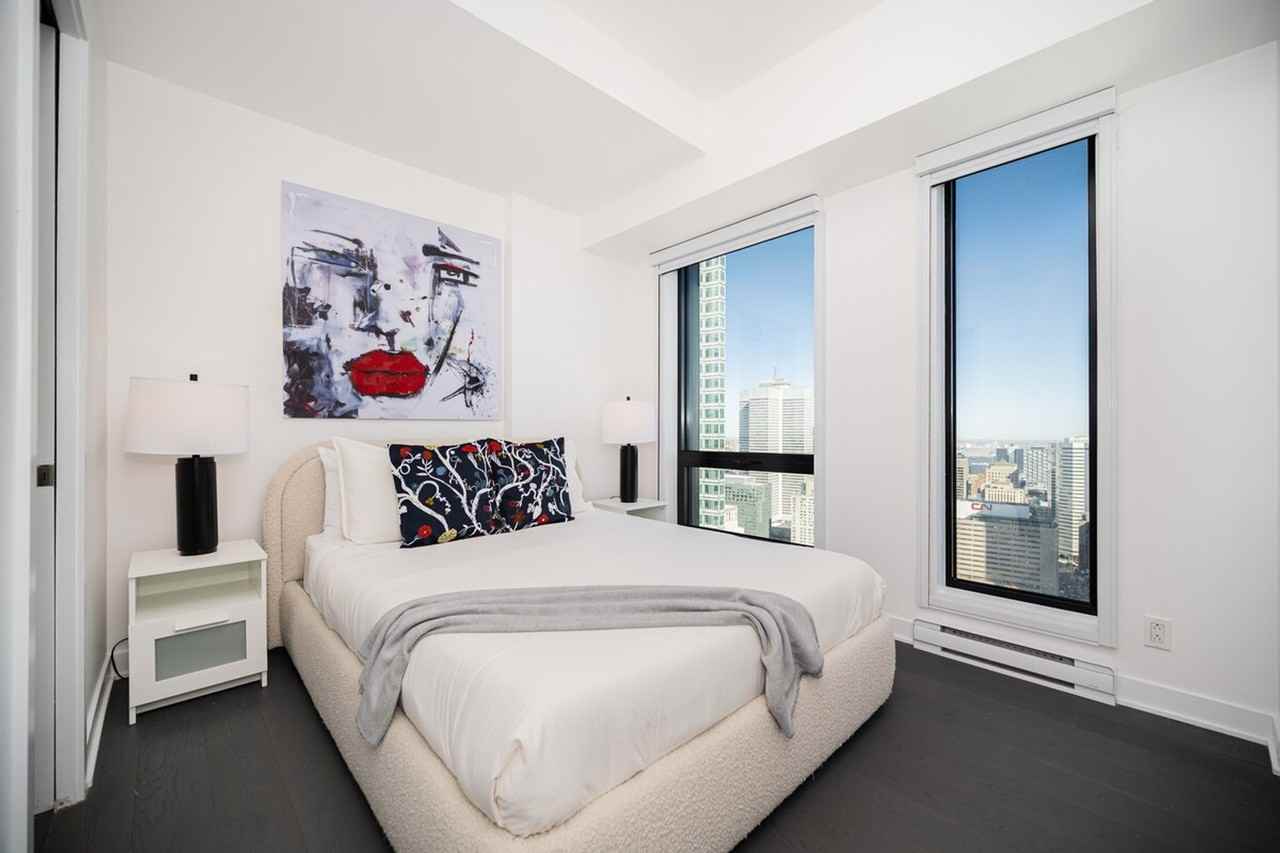 1316 Rue Saint-Antoine O #1326060P - Photo 2 of 46