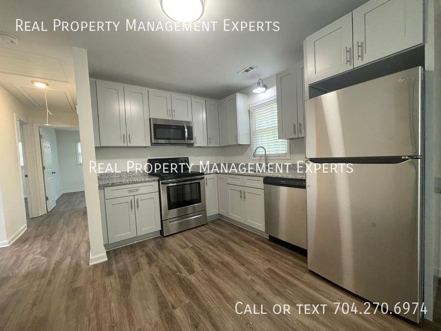 2825 Wedgefield Dr - Photo 2 of 11