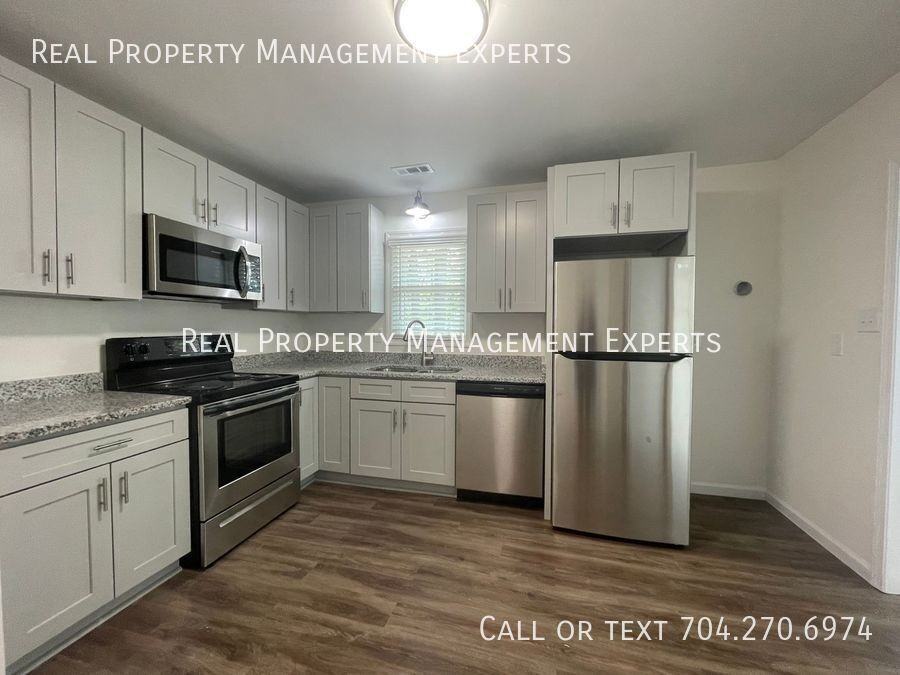 2825 Wedgefield Dr - Photo 3 of 11