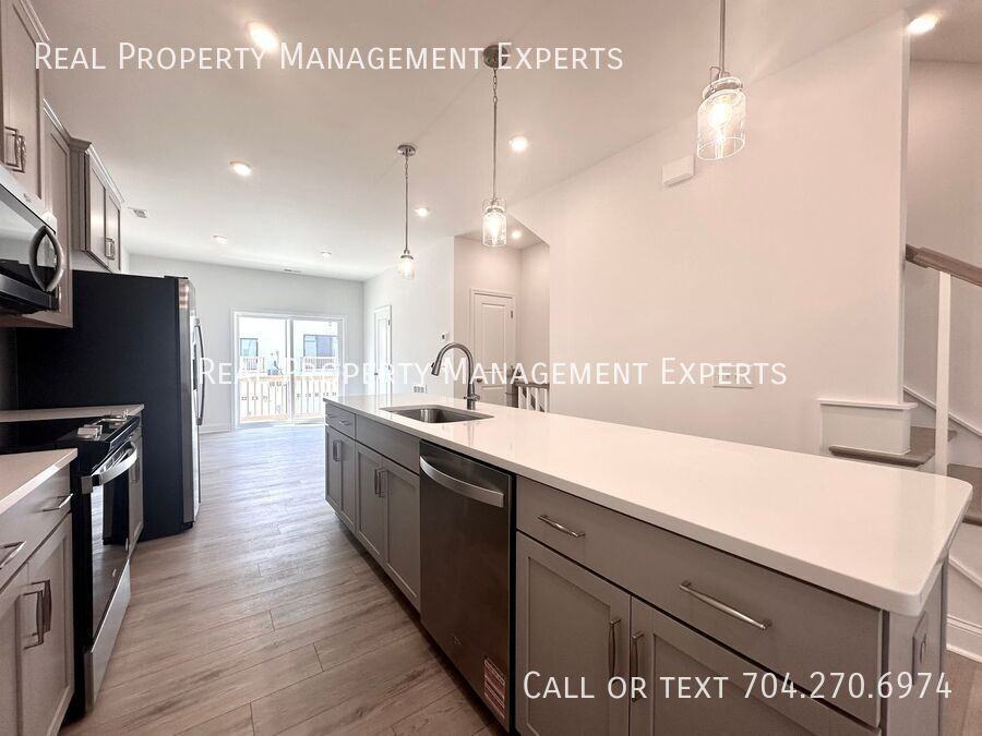 5008 Layman Drive - Photo 4 of 30