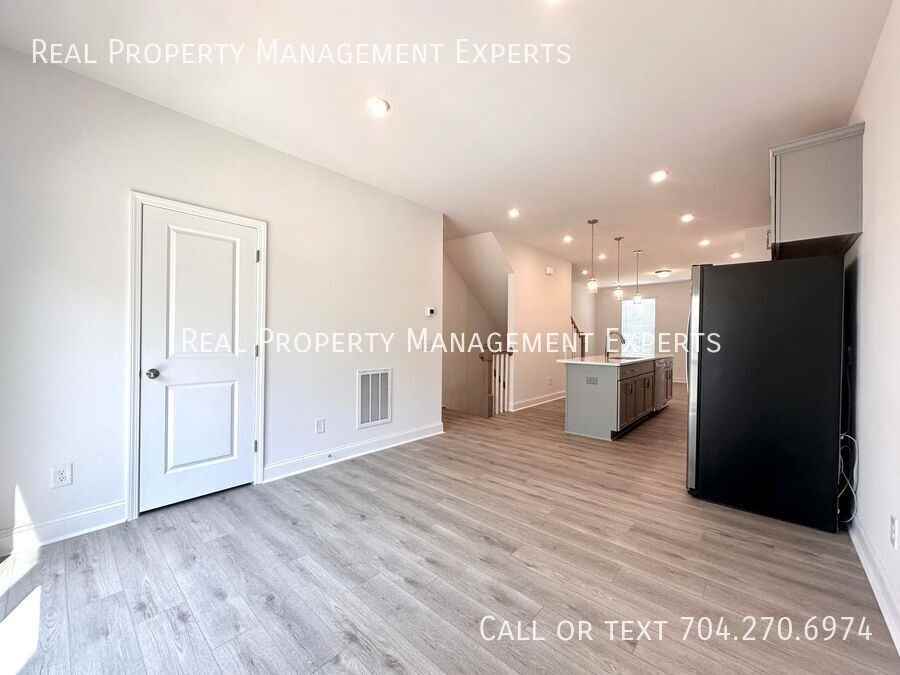 5008 Layman Drive - Photo 5 of 30