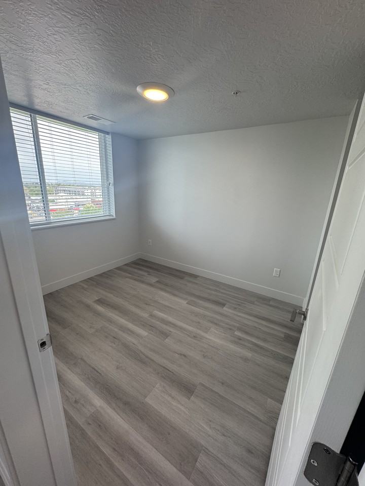 Entry Note Apartments - Photo 3 of 21