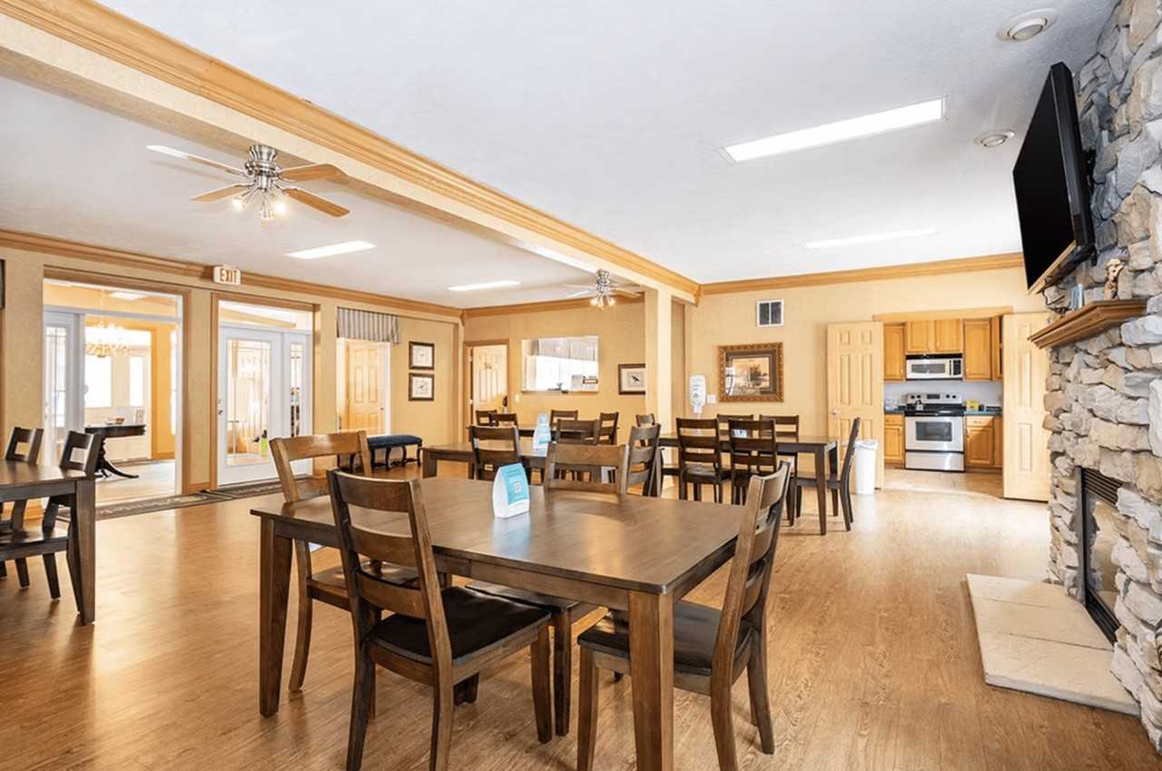 Williamsburg Manor - Photo 3 of 19